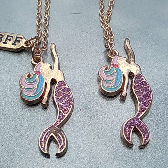 pair of BFF mermaid necklaces - Picture 3 of 8